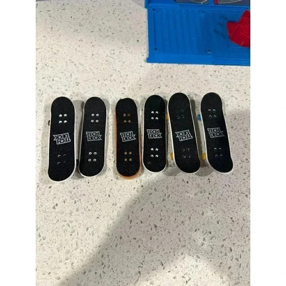 Tech deck ramp with tech decks bz - Picture 6 of 7